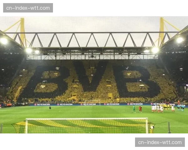 现场：门兴格拉德巴赫球迷在北看台展示巨型tifo致敬功勋主帅