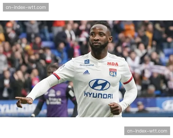 官方：里昂前锋拉卡泽特腿筋受伤，预计缺席三周