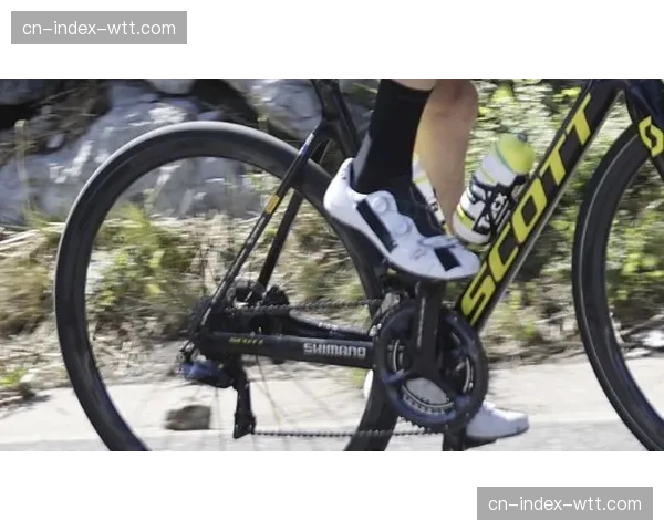 “意大利警方在米兰-圣雷莫赛道旁逮捕三名使用激光笔干扰车手的观众”