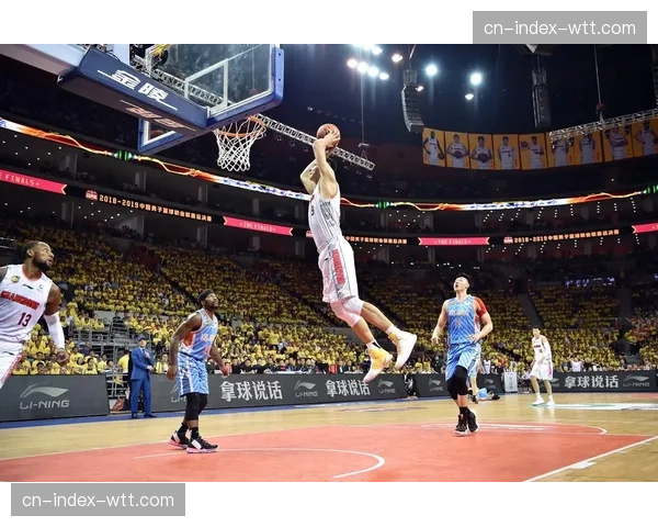 【2026年4月CBA联赛·人物·特写特写:老将易建联现身总决赛场边观战,与杜锋拥抱交谈 【2026年4月CBA联赛·人物·特写特写:老将易建联现身总决赛场边观战,与杜锋拥抱交谈